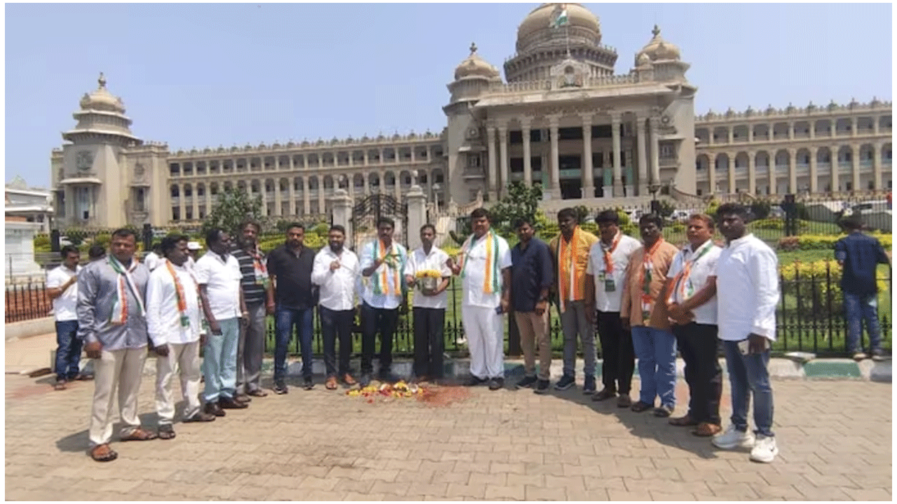 Karnataka | కాషాయ స‌ర్కార్ ప‌త‌నం : విధాన సౌధ‌ను గోమూత్రంతో శుభ్రం చేసిన కాంగ్రెస్ కార్య‌క‌ర్త‌లు
