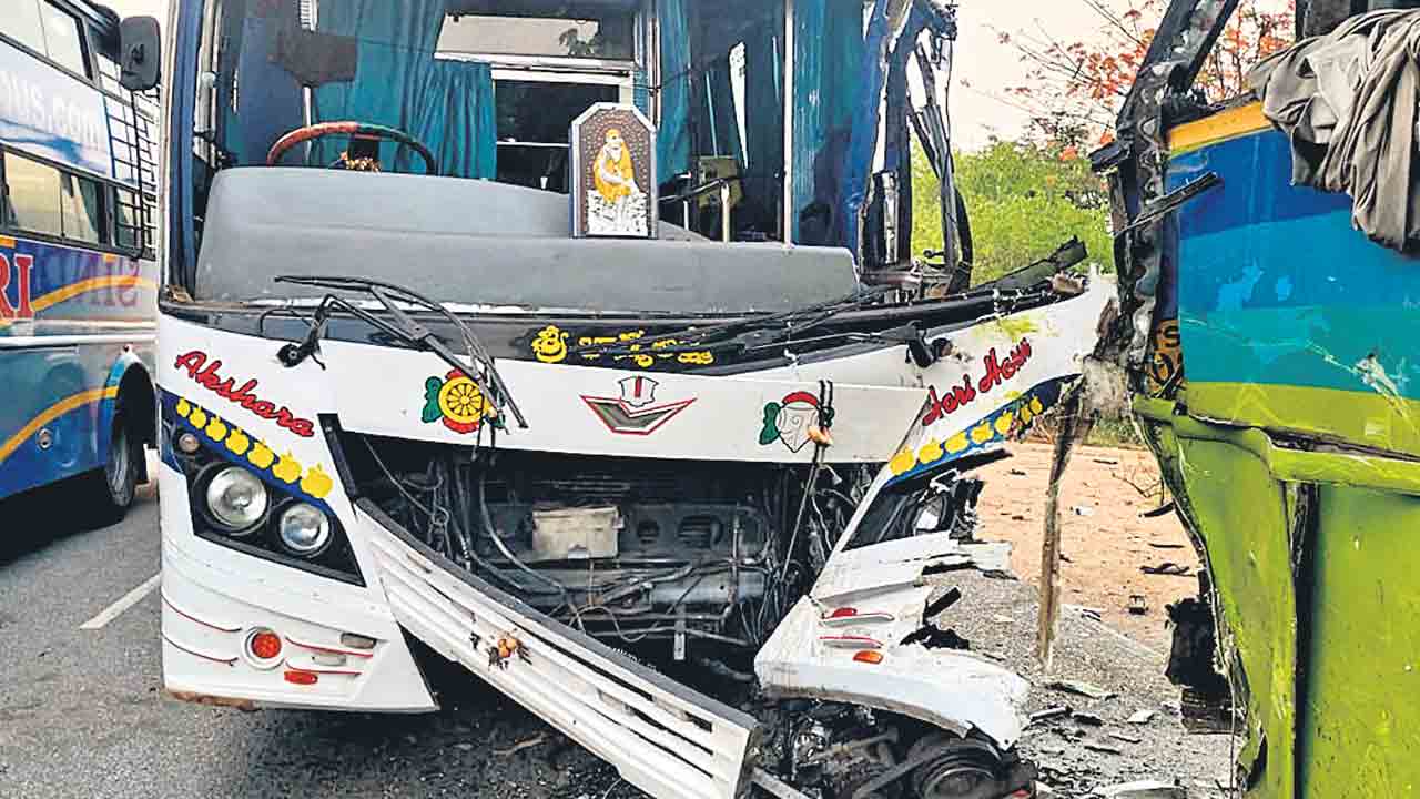 ఆగి ఉన్న బస్సును ఢీకొన్న పుష్ప-2 యూనిట్‌ బస్సు ఇద్దరికి స్వల్ప గాయాలు