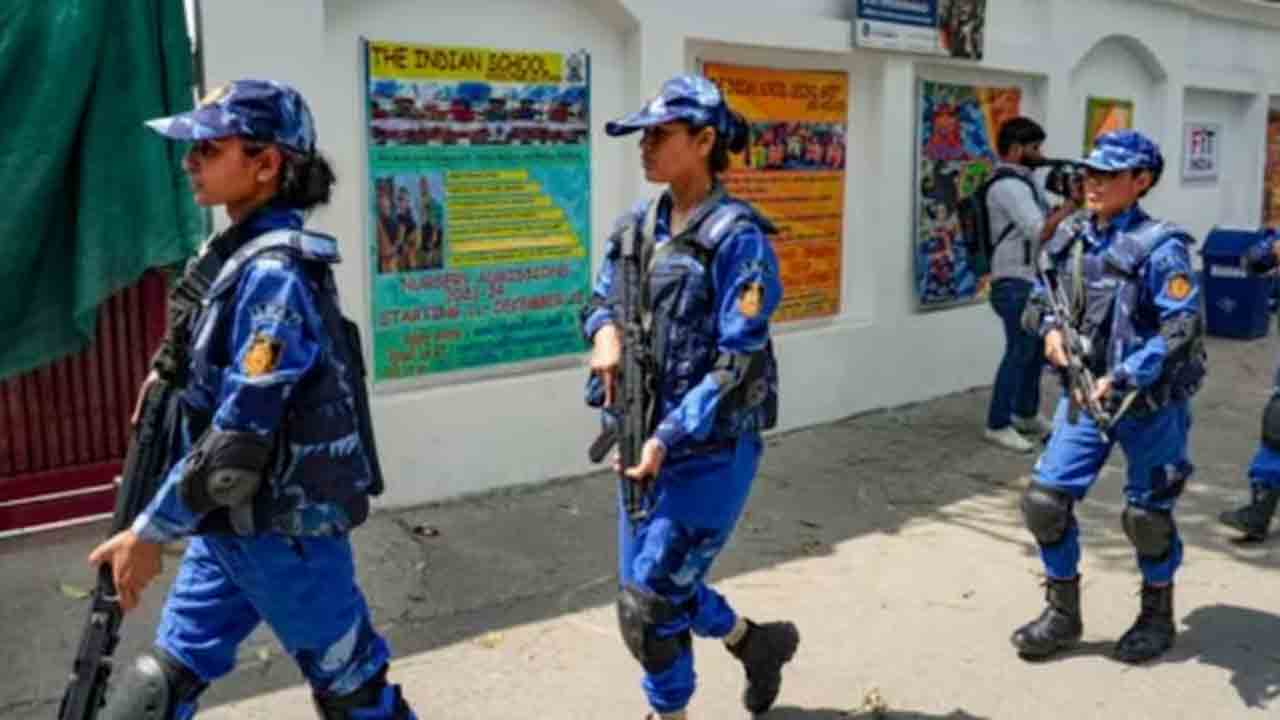 Delhi School | ఢిల్లీలోని ఓ ప్రైవేటు పాఠశాలకు బాంబు బెదిరింపులు