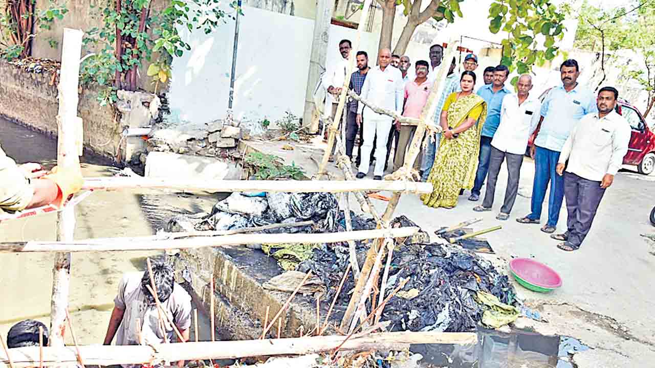 ముమ్మరంగా నాలాల పూడికతీత