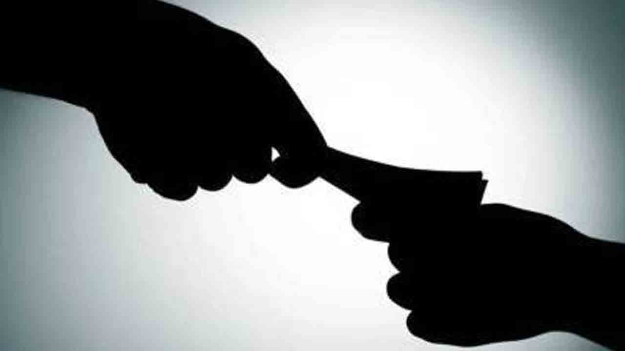 ఏసీబీకి చిక్కిన పంచాయతీ కార్యదర్శి
