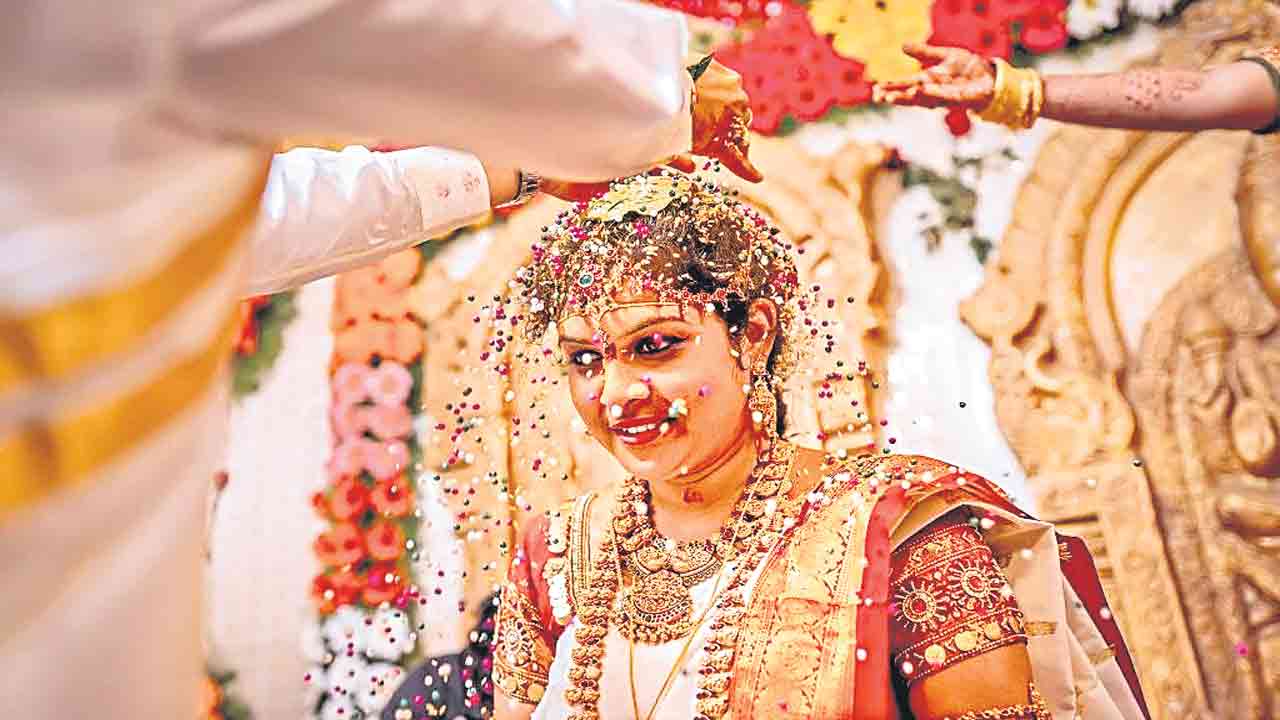 Marriage | పెండ్లికి కార్డులిచ్చే రోజులు పోయాయి.. ఇప్పుడు పిలుపులు మొత్తం వాట్సాప్‌లోనే !!