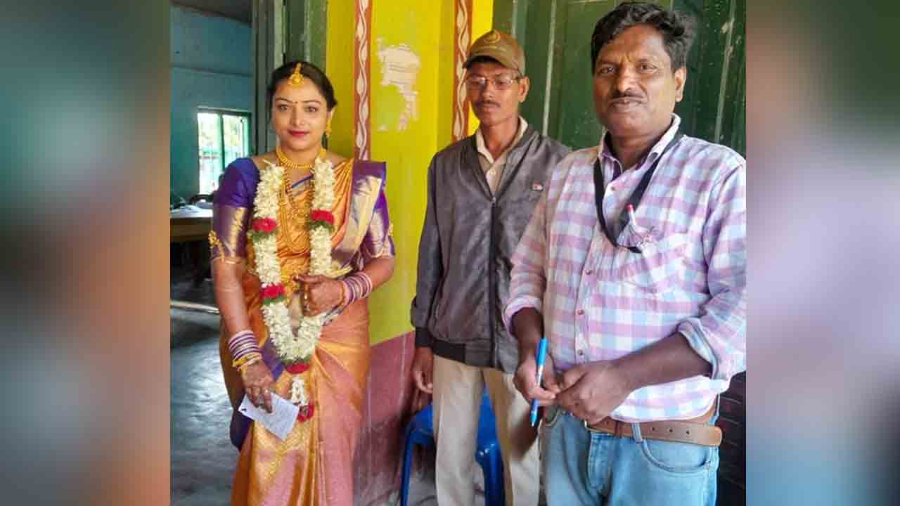 Karnataka Elections | ఓటేసిన పెళ్లి కూతురు.. అభినందించిన ఎన్నిక‌ల అధికారులు