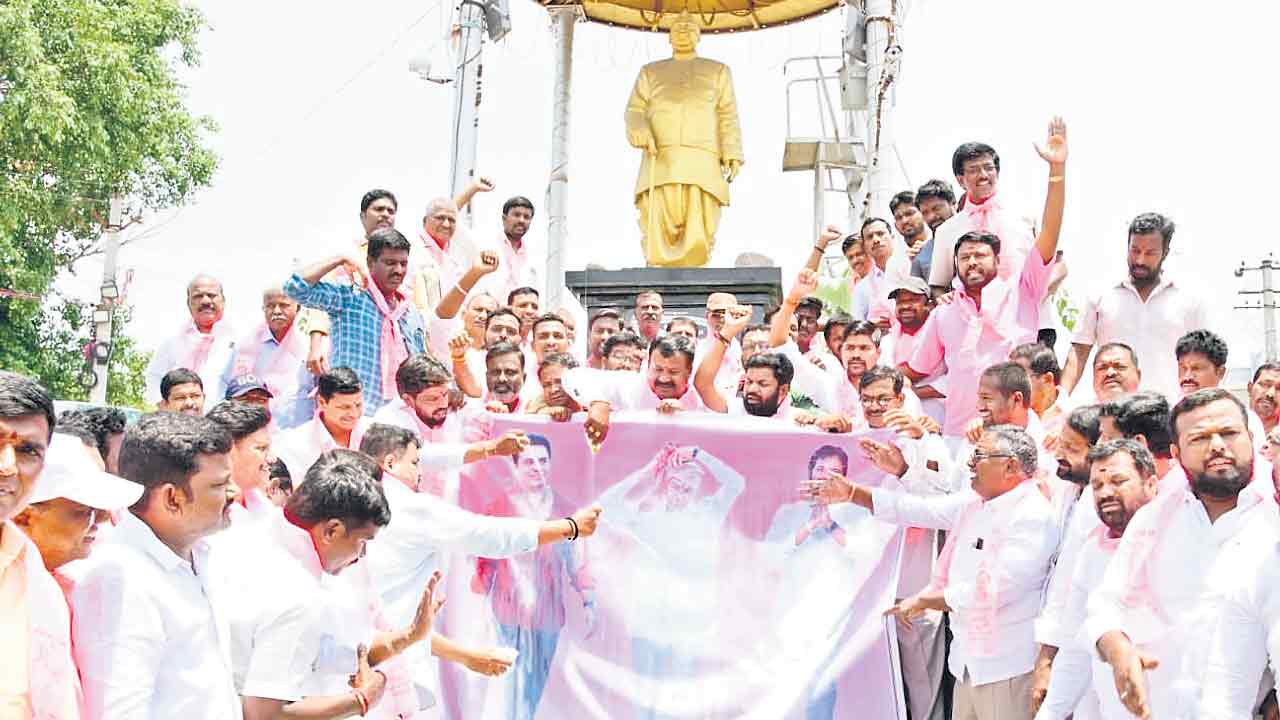 సీఎం, మంత్రుల చిత్రపటాలకు క్షీరాభిషేకం