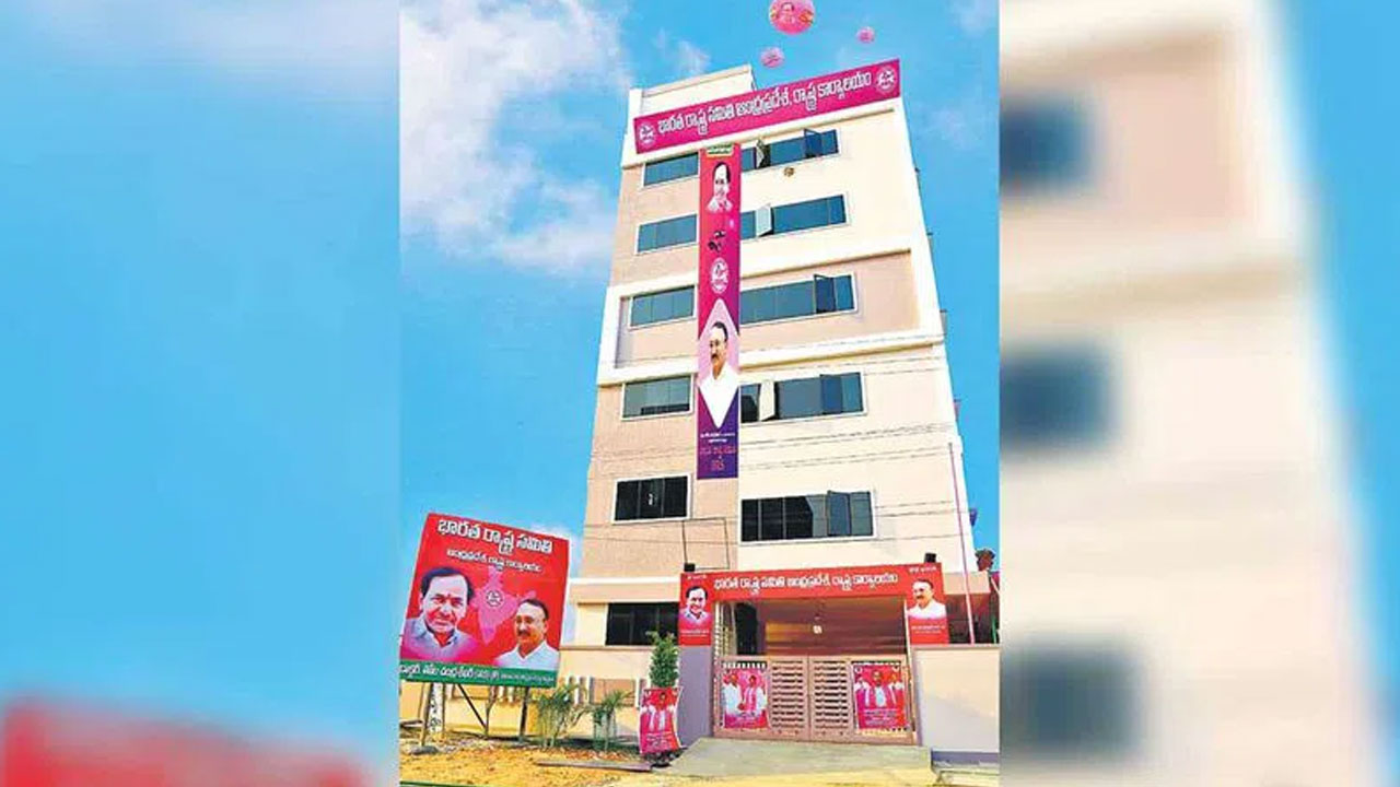 BRS Office | ఏపీలో బీఆర్ఎస్‌పై క‌డుపు మంట‌.. నూత‌న కార్యాల‌యం వ‌ద్ద ఫ్లెక్సీలు, బోర్డు ధ్వంసం