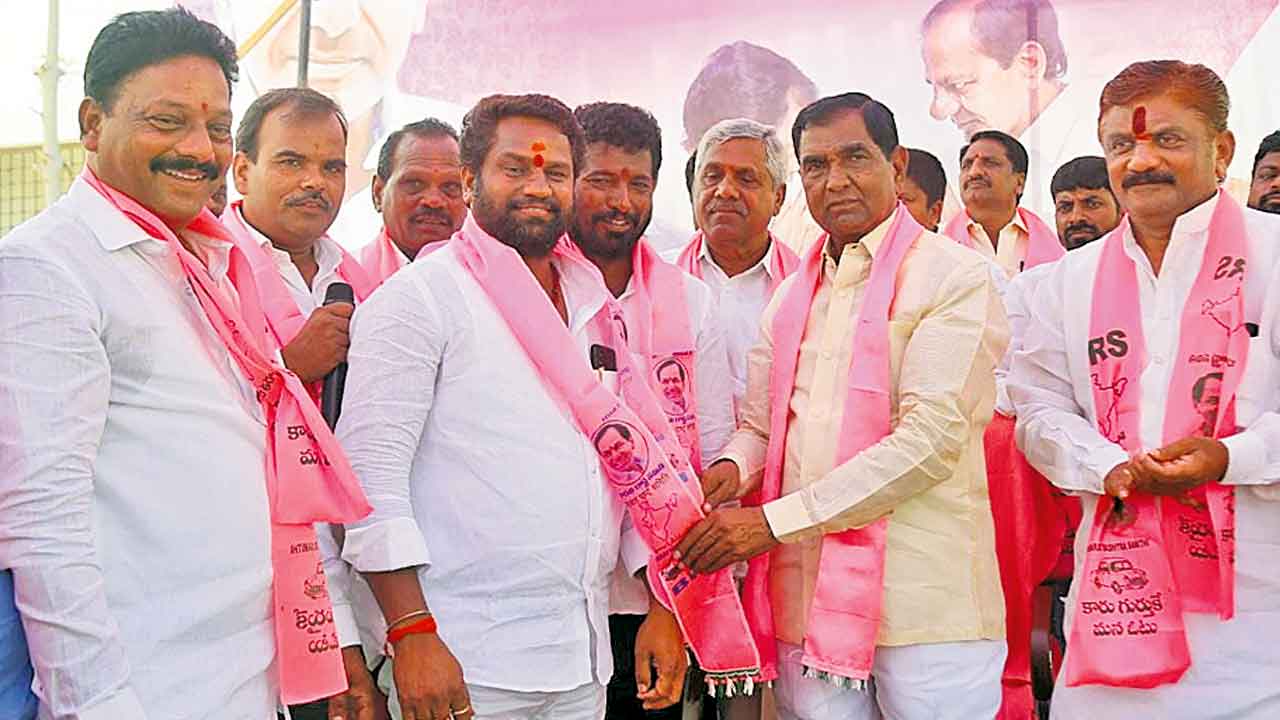 బీఆర్‌ఎస్‌ పార్టీలోకి వలసల జోరు