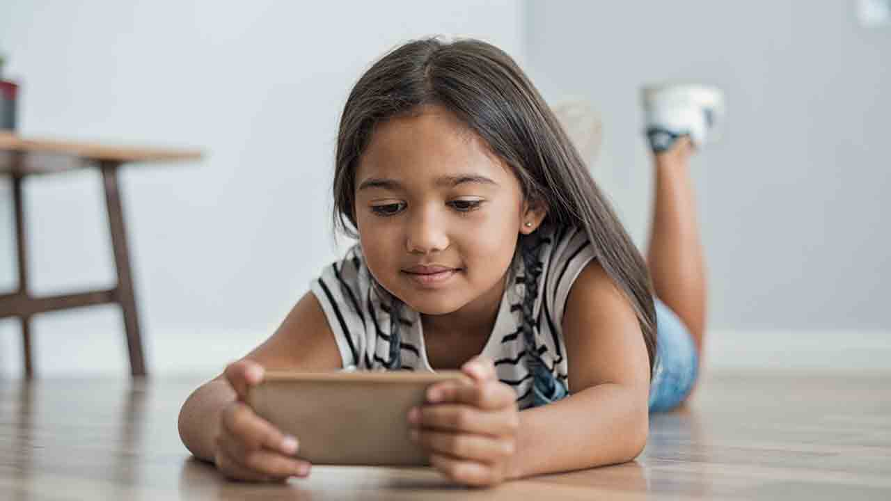 Parenting Tips | మీ పిల్లలు ఫోన్ పట్టుకుని విడవట్లేదా? మొబైల్ వ్యసనం నుంచి వాళ్లను ఇలా బయటపడేయండి