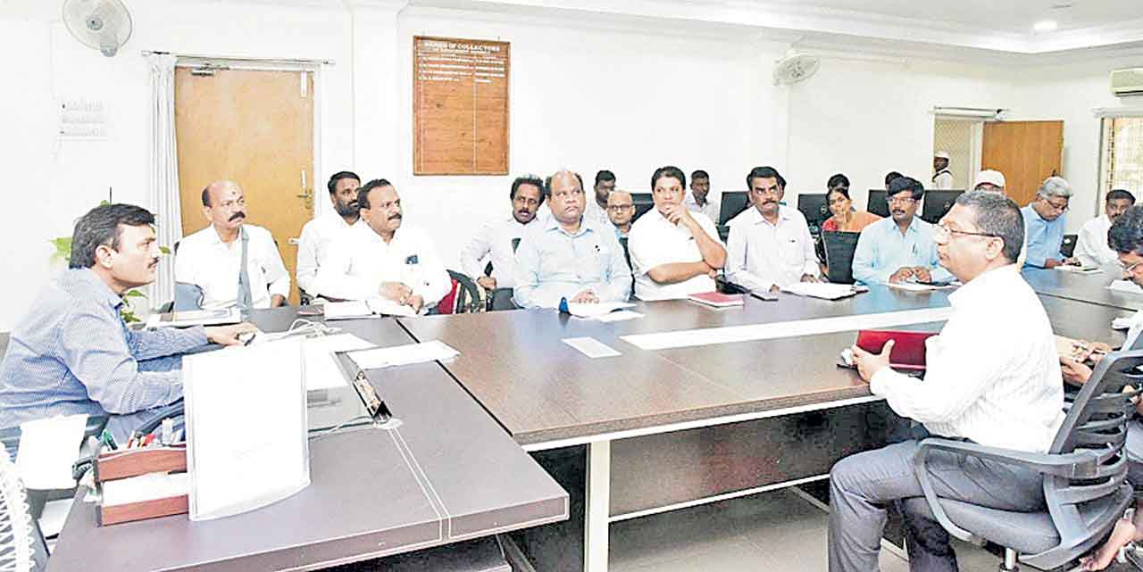 ఆరుగురు ఓటర్లుంటే ఆ ఇంటిని సందర్శించాల్సిందే