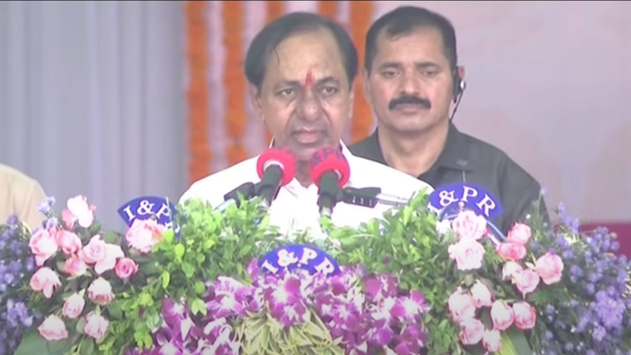 CM KCR | తెలంగాణ అర్చ‌కుల‌కు శుభ‌వార్త‌.. గౌర‌వ‌భృతి రూ. 5 వేల‌కు పెంపు.. వ‌య‌సు 65 ఏండ్ల‌కు త‌గ్గింపు