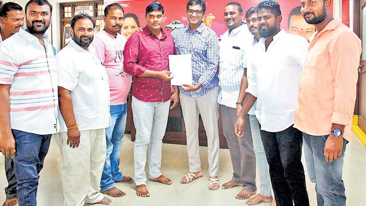 బీజేపీ నేత కుటుంబానికి రూ.లక్ష సీఎంఆర్‌ఎఫ్‌