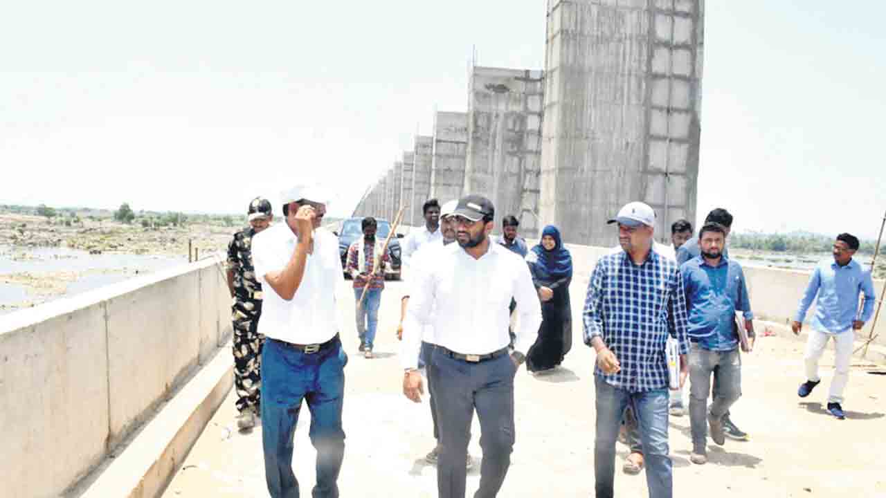 ప్రాజెక్టులు సిద్ధం చేయండి..