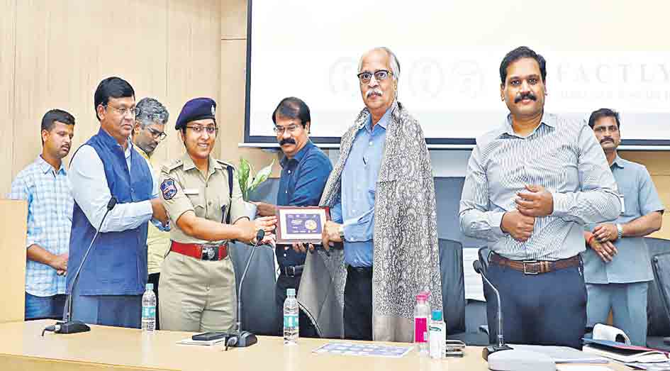 తప్పుడు కథనాలకు చెక్‌పెట్టొచ్చు!