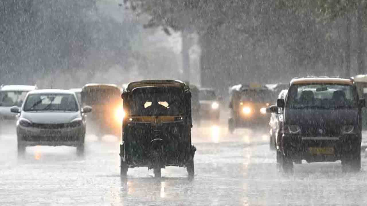 Delhi Rains | ఢిల్లీలో ఒక్కసారిగా మారిన వాతావరణం.. ఉరుములు మెరుపులతో భారీ వర్షం