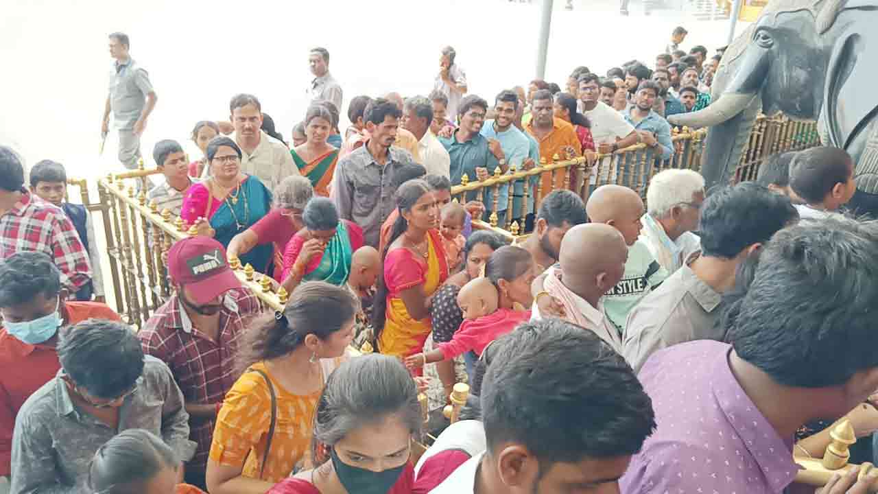 యాదగిరిగుట్టలో భక్తజన సందడి