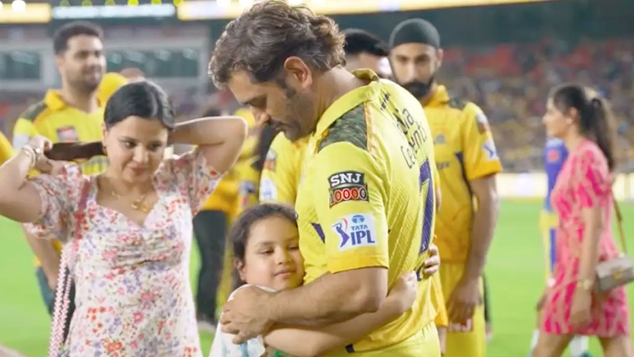 IPL 2023: ధోనీ.. జీవా.. భావోద్వేగ క్ష‌ణాలు.. ఆ బ్యూటీఫుల్ వీడియో చూడాల్సిందే