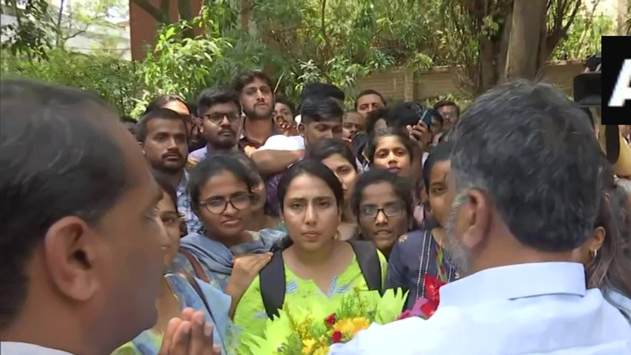 Deputy CM DK Shivakumar | డీకే శివకుమార్ను కలిసిన ఉద్యోగార్ధులు : ఖాళీ పోస్టుల భర్తీకి డిమాండ్