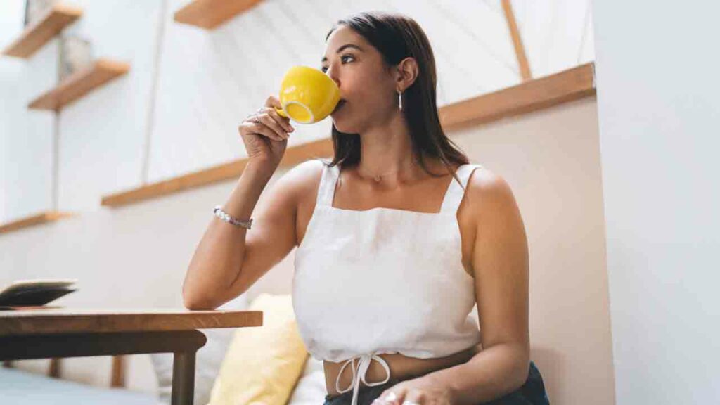 Beauty Tips | టీ తాగడం వల్ల చర్మం నల్లగా మారుతుందని చాలామంది నమ్ముతుంటారు. కొందరైతే టీ బదులు పాలు, కాఫీ తాగుతుంటారు. అయితే టీ తాగడానికి, చర్మ సౌందర్యానికి సంబంధం ఉందా? టీ తాగితే నల్లగా అవుతారా? ఆ విషయాలు ఇప్పుడు తెలుసుకుందాం..