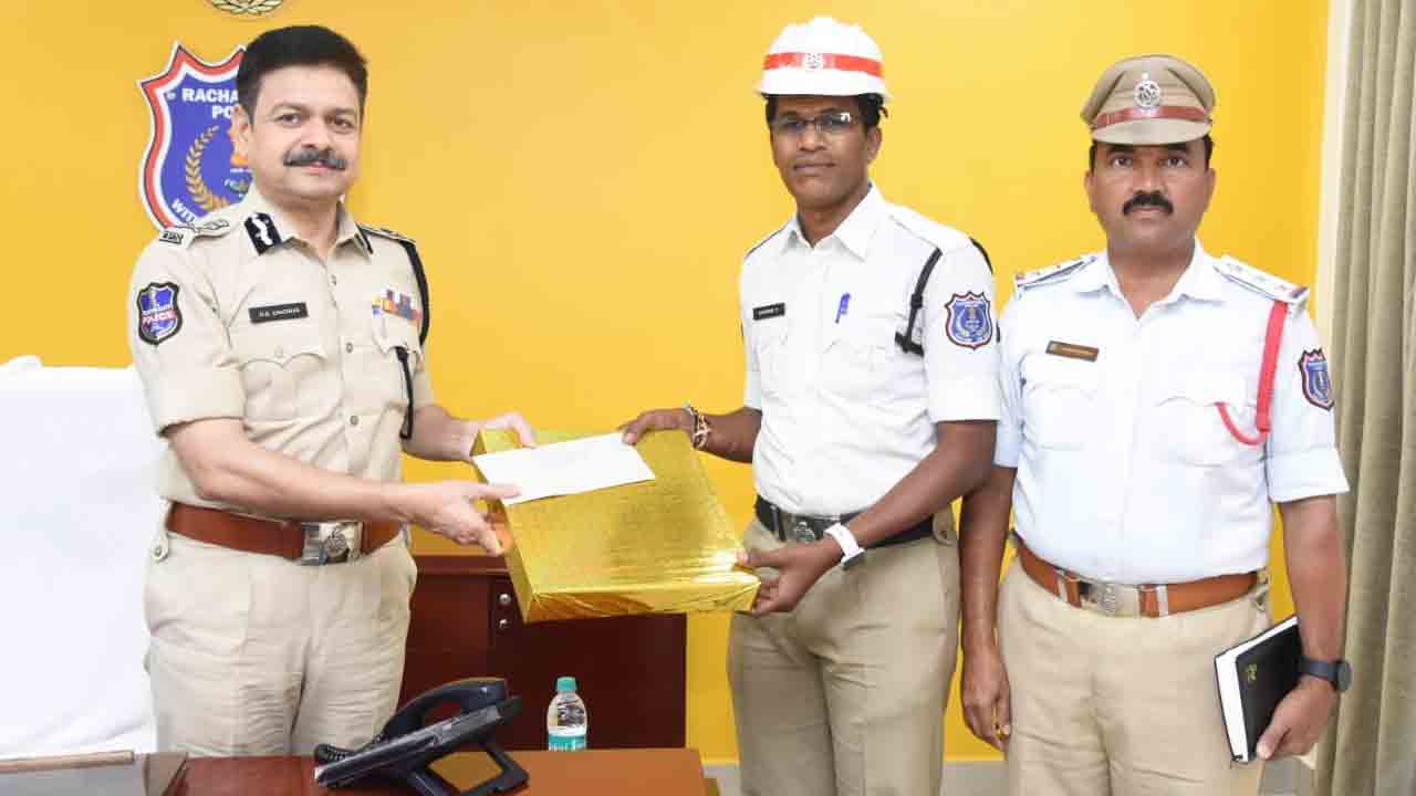 Rachakonda | వ్య‌క్తిని ప్రాణాల‌తో కాపాడిన ట్రాఫిక్ కానిస్టేబుల్‌కు రాచ‌కొండ సీపీ అభినంద‌న
