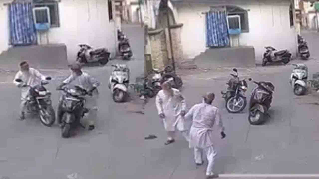 Viral Video | న‌డిరోడ్డుపై బైక్‌ల‌ను ఆపి కొట్టుకున్న ఇద్ద‌రు వృద్ధులు..