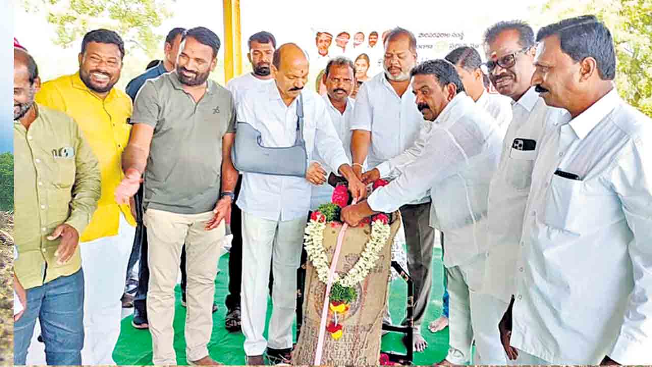 కొనుగోలు కేంద్రాల్లోనే ధాన్యం అమ్మాలి