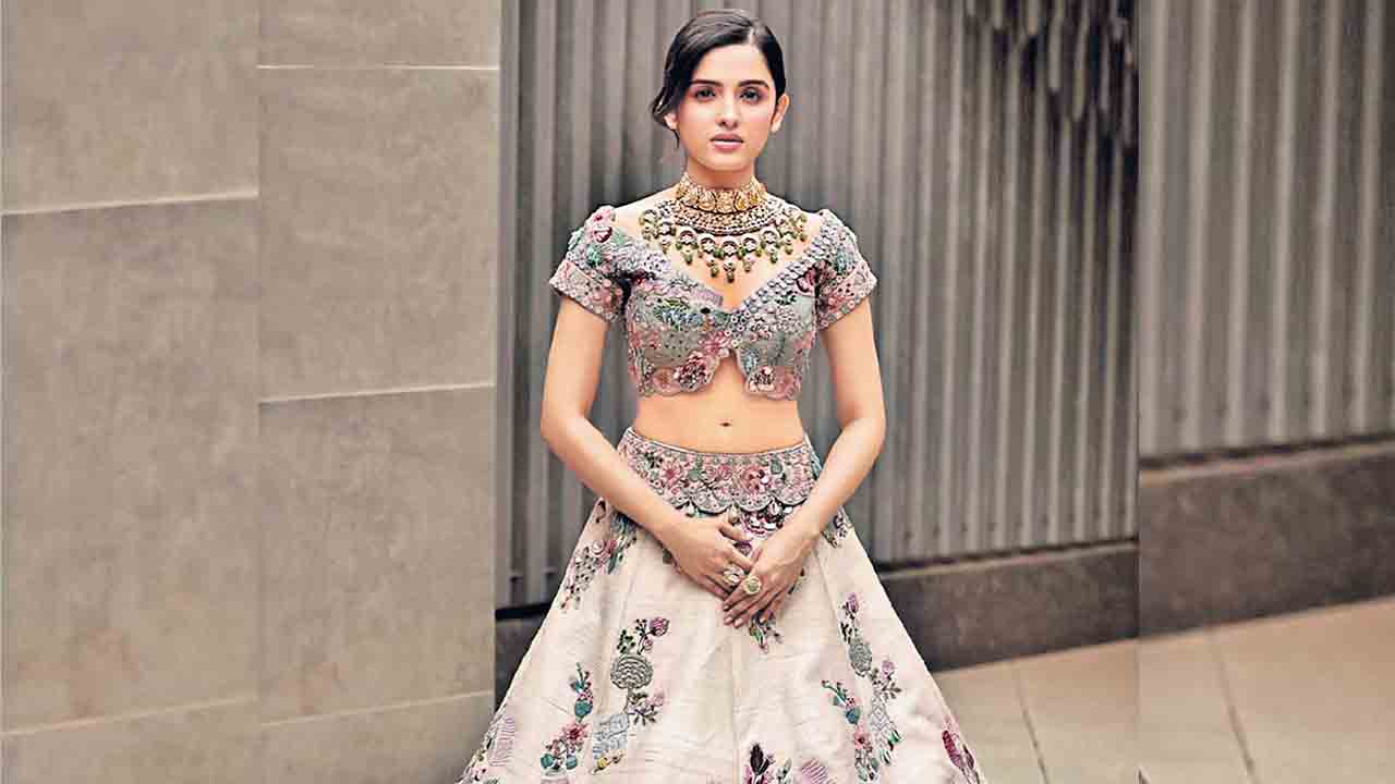 లేత వన్నెల లెహంగామా!