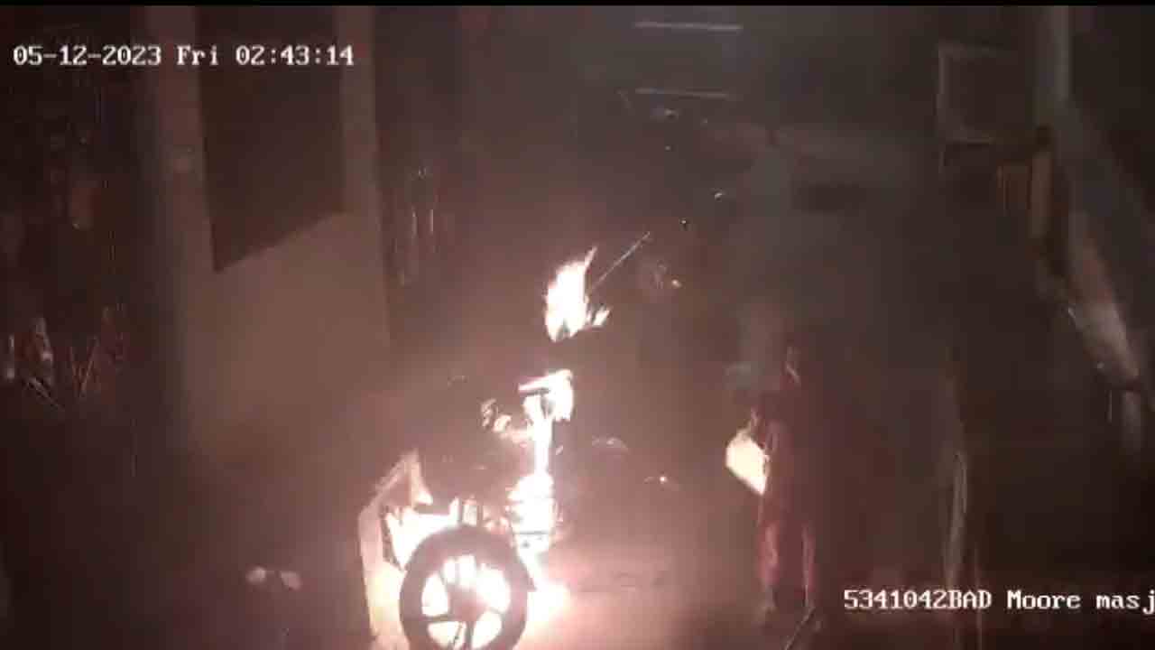 Viral video | అర్ధరాత్రి బైక్‌లో పెట్రోల్‌ తీసి ఆ బైక్‌నే తగులబెట్టిన మహిళ.. మరో బైక్‌కు నిప్పుపెట్టబోతుండగా పట్టుకున్న స్థానికులు