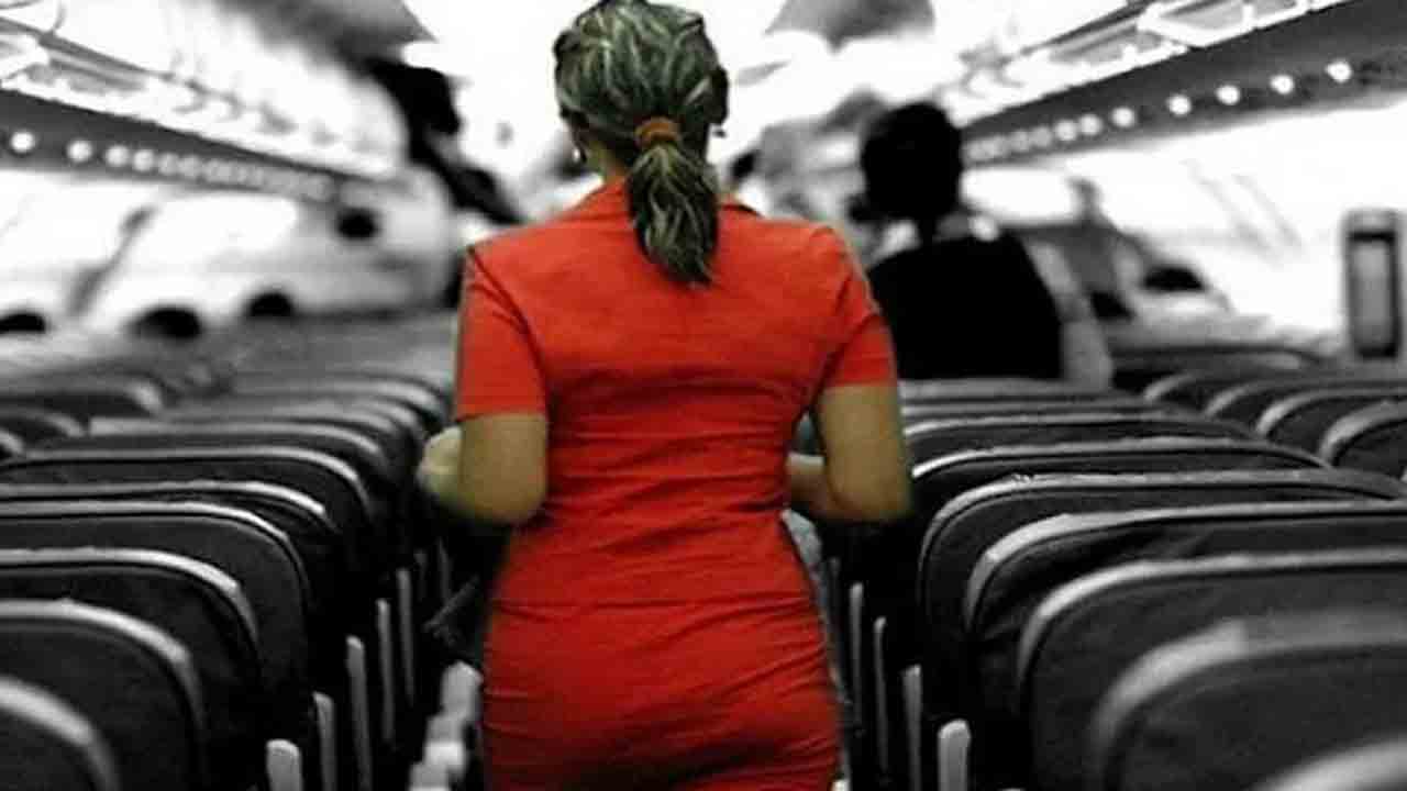 ఎయిర్‌ హోస్టెస్‌ పట్ల ప్రయాణికుడి అనుచిత ప్రవర్తన