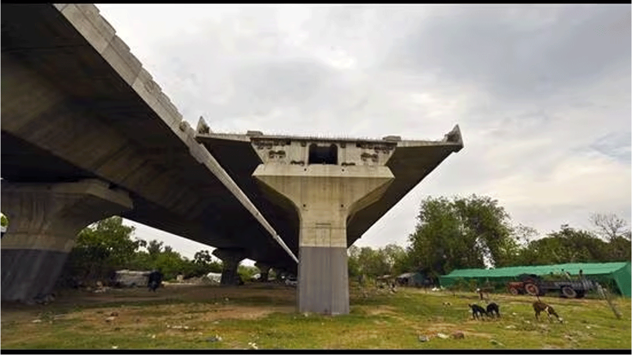 నిర్మాణంలో ఉన్న ఫ్లైఓవ‌ర్ నుంచి కారు కింద‌ప‌డ‌టంతో వ్య‌క్తి మృతి