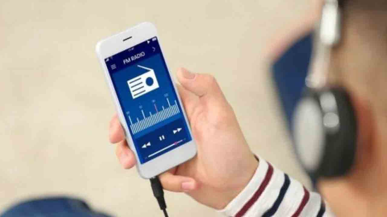 FM Radio |  మొబైల్‌ ఫోన్లలో ఎఫ్‌ఎం రేడియో తప్పనిసరి: కేంద్రం