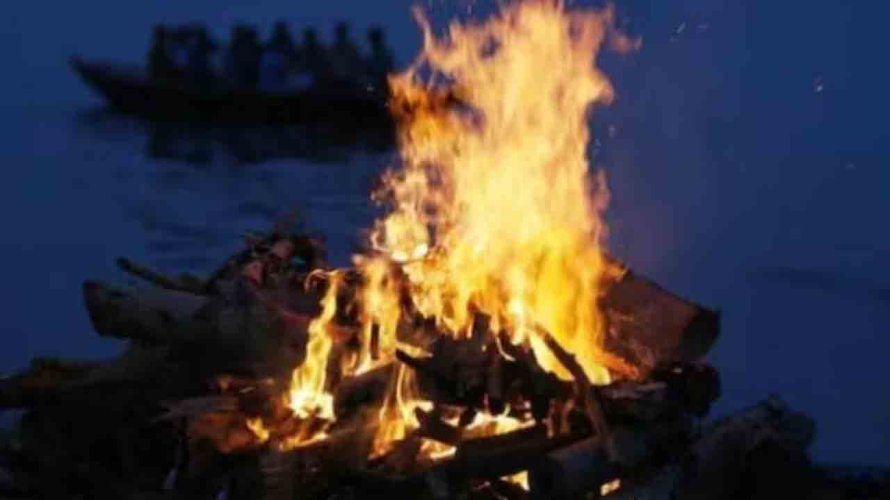 Man Kills Wife, Dies By Suicide | భార్యను చంపి ఆత్మహత్య చేసుకున్న వ్యక్తి.. మనవడి చితిపైకి   దూకి తాత మృతి