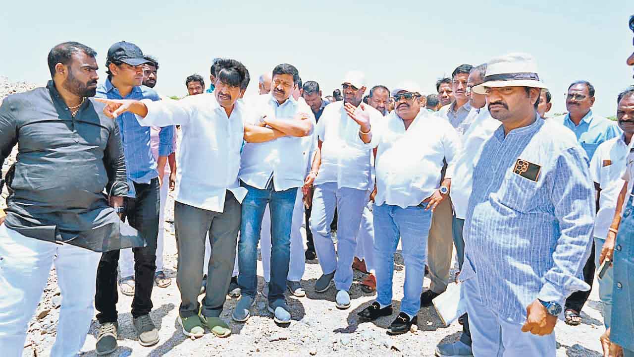 బీసీల ఆత్మగౌరవం పెంచేందుకే భవనాలు