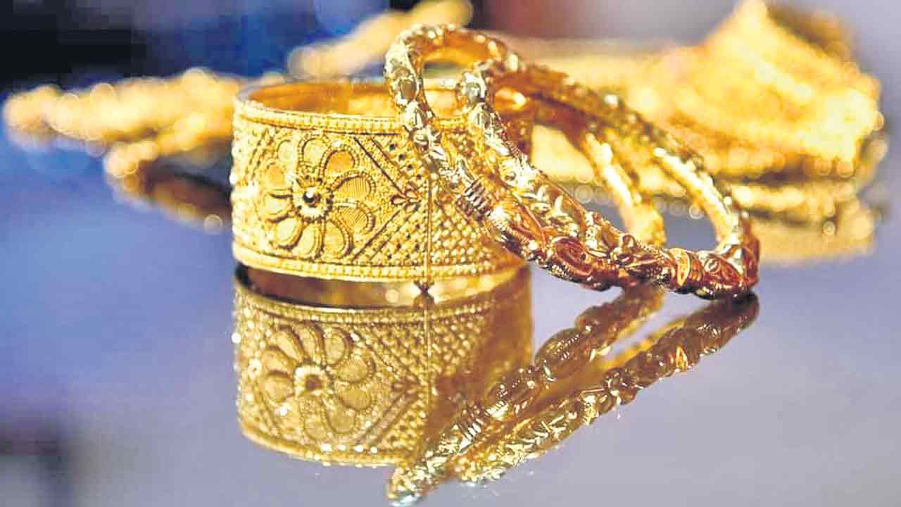 పసిడికి ధరల పోటు