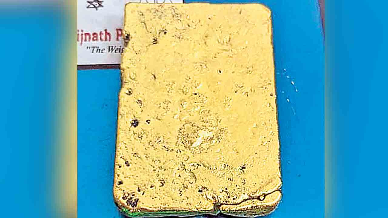 Gold Seized | శంషాబాద్‌ విమానాశ్రయంలో రూ.1.27కోట్ల విలువైన బంగారం పట్టివేత..!