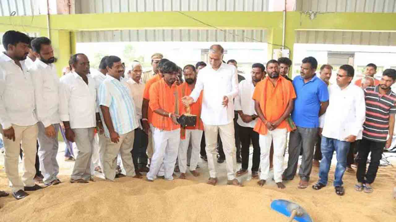 Harish Rao | క‌నీస మ‌ద్ద‌తు ధ‌ర‌కే త‌డిసిన ధాన్యాన్ని కొంటాం : మంత్రి హ‌రీశ్‌రావు