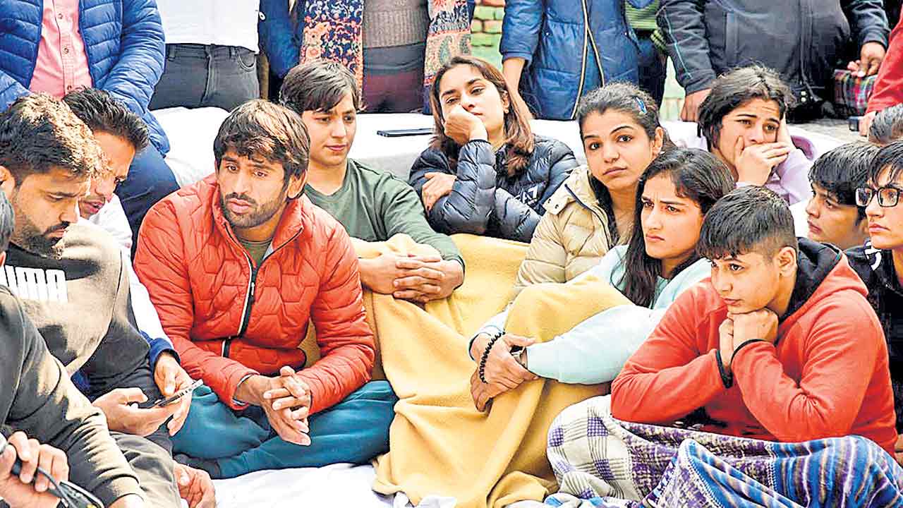 అన్నా హజారే మౌనంలో రహస్యం?