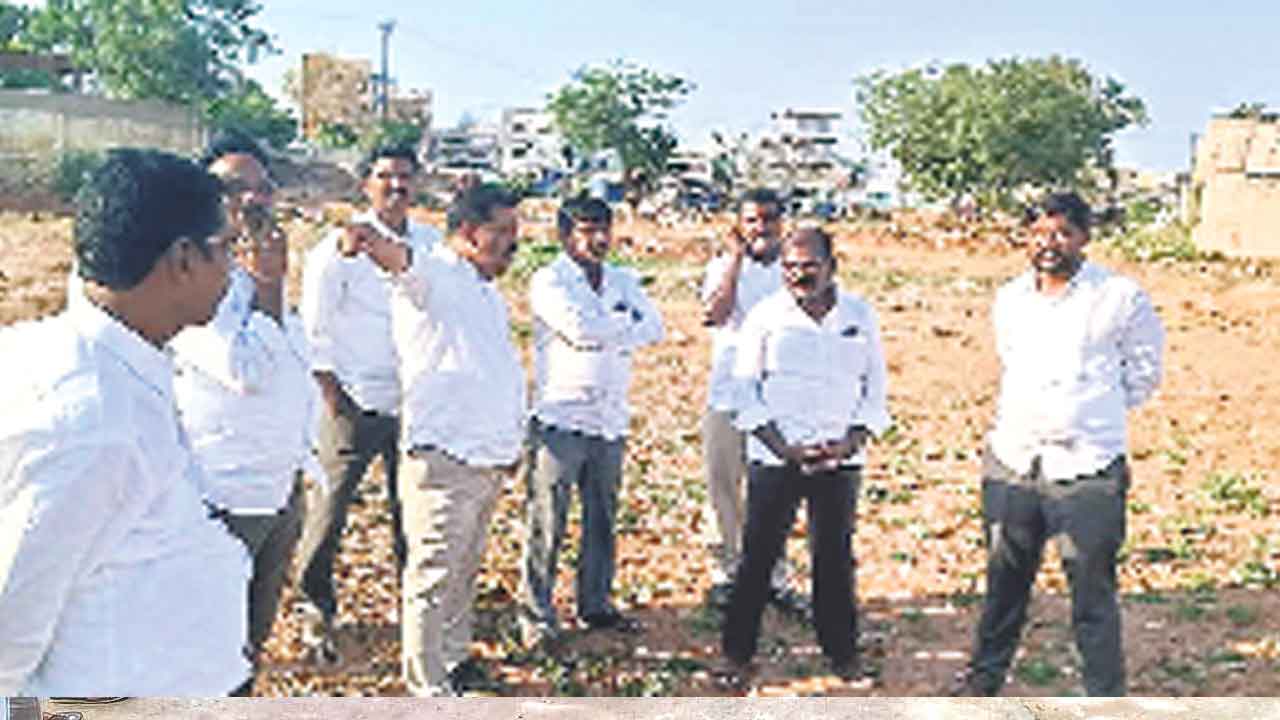 గుట్టను తొలుస్తూ.. మైదానంగా మలుస్తూ..