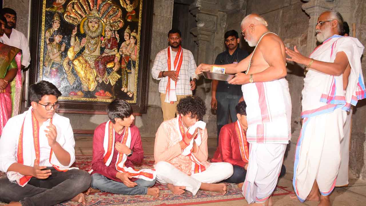 లక్ష్మీనరసింహుడి సేవలో కల్వకుంట్ల హిమాన్షు