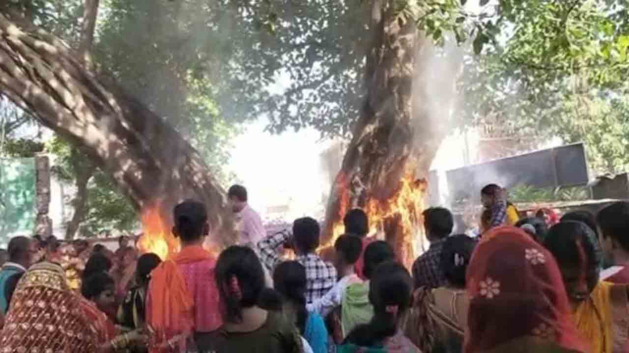 Vat Savitri Puja | భర్తల దీర్ఘాయువు కోసం మహిళలు పూజలు.. పవిత్ర చెట్టుకు మంటలు