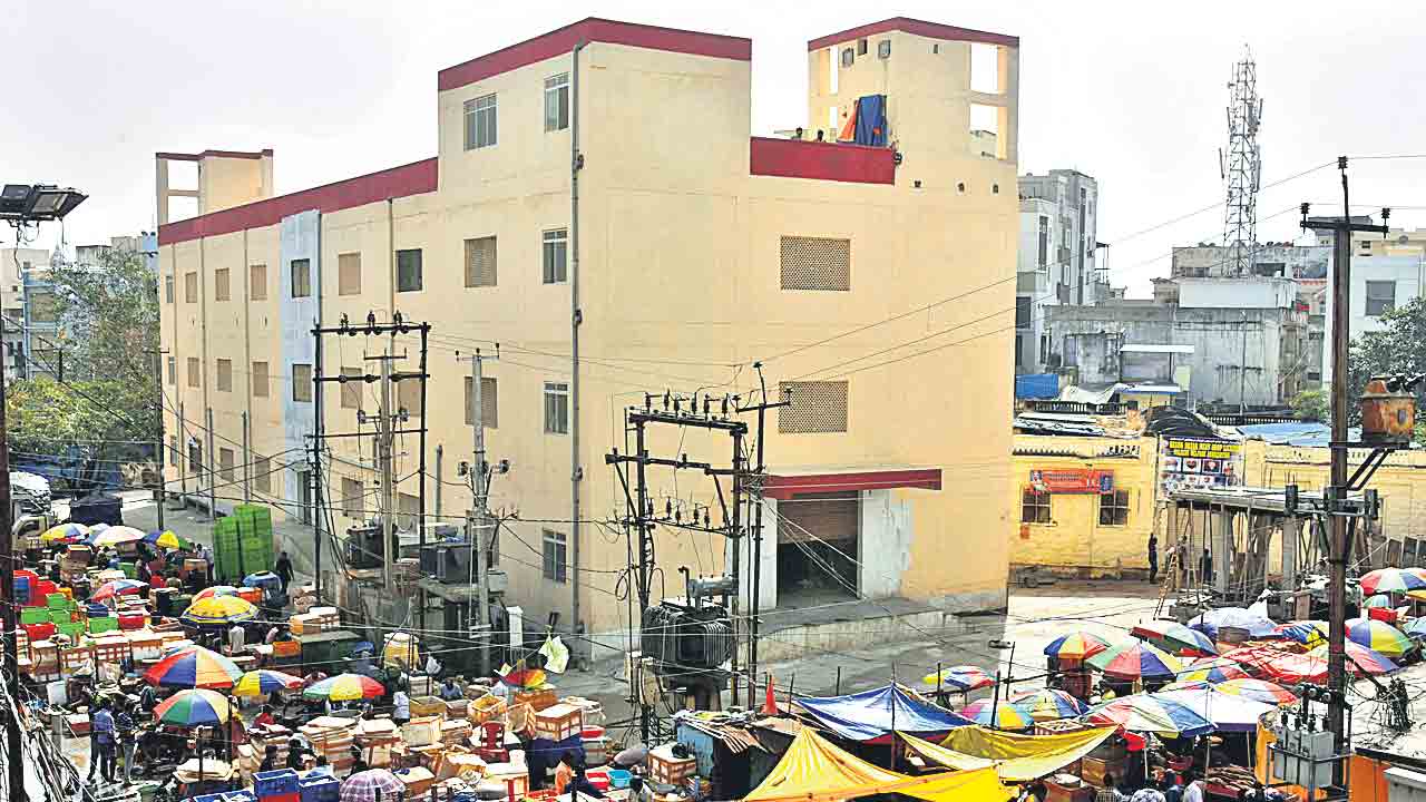 మోండాలో మోడల్‌ ఫిష్‌ మార్కెట్‌