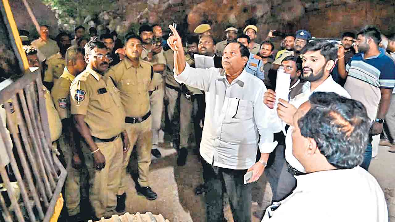 ఆదర్శనగర్‌ సొసైటీలో ఆగని పనులు!