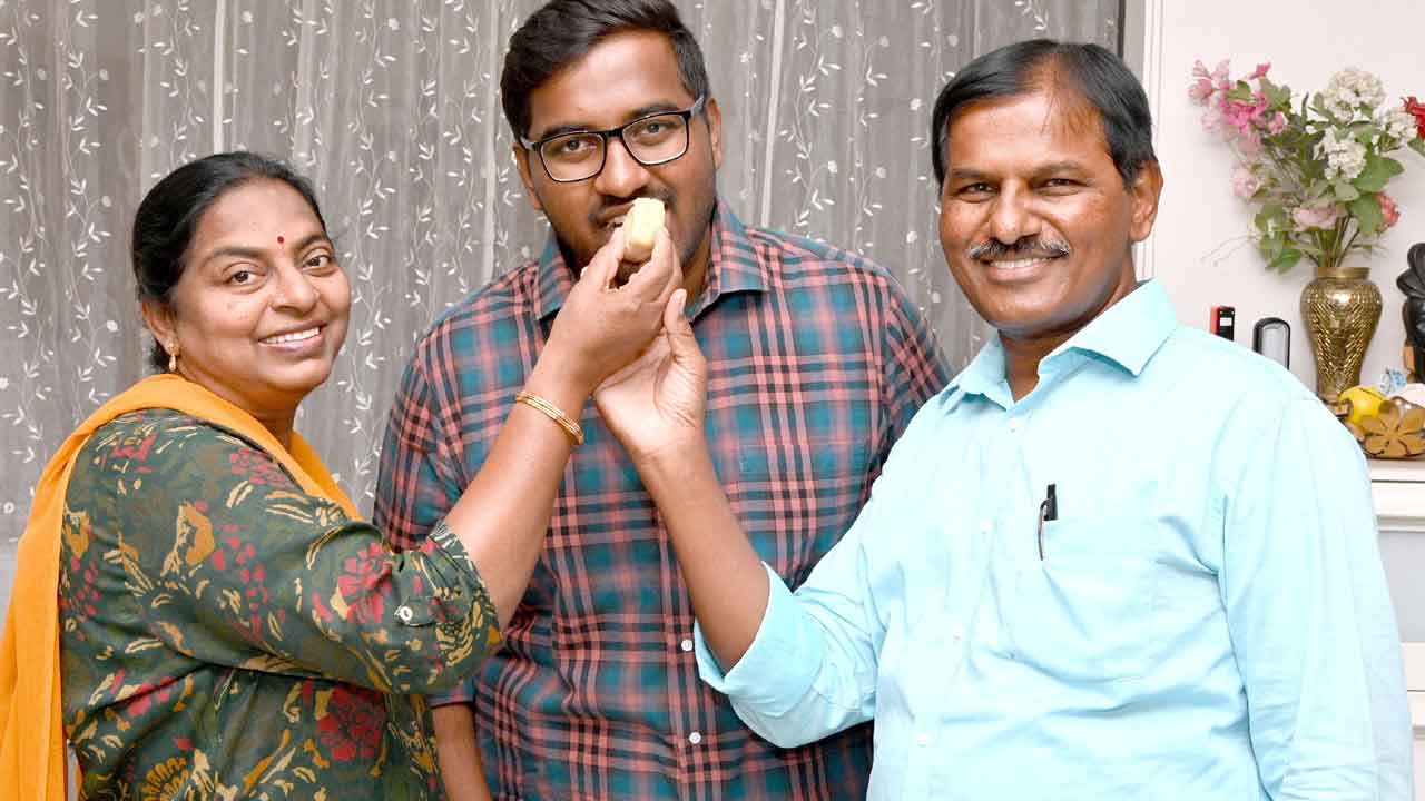 సివిల్స్‌లో సత్తాచాటిన నీలగిరి ఆణిముత్యం హిమవంశీ