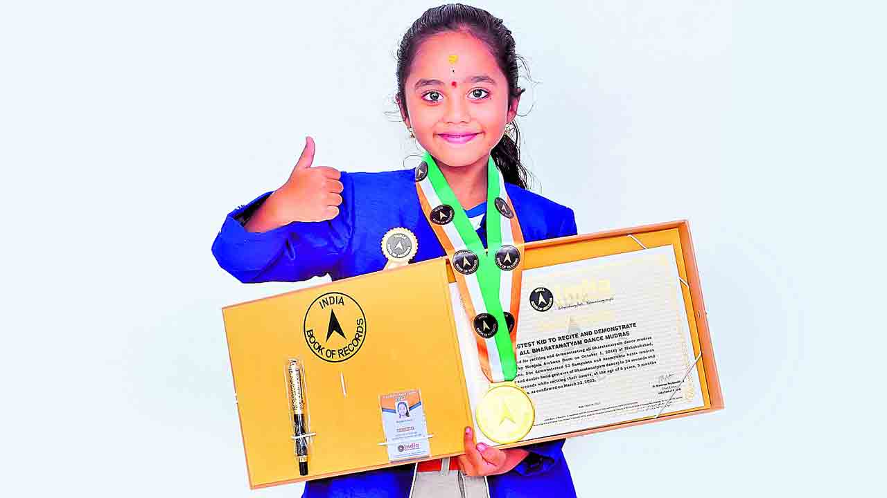 Munjala Archana |  తెలంగాణ బాలరత్న.. నాట్యంలో విశేష ప్రతిభ కనబరుస్తున్న ఆరేండ్ల అర్చన