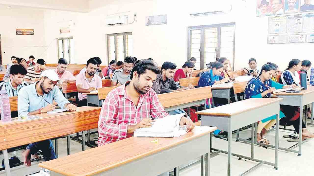 ఉద్యోగార్థులకు వరం.. స్టడీ సర్కిల్