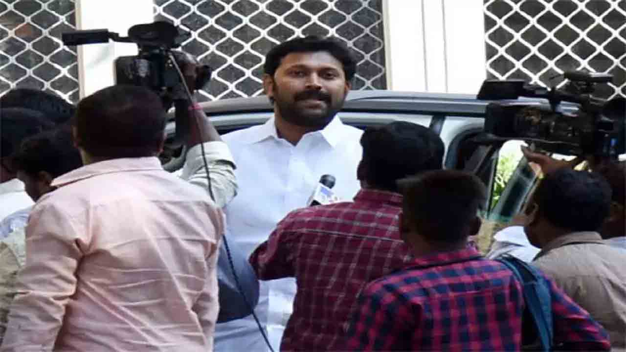 Attack | మీడియాపై ఎంపీ అవినాష్‌రెడ్డి అనుచరుల వీరంగం