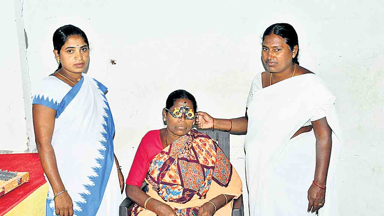 వెలుగులు పంచుతూ..