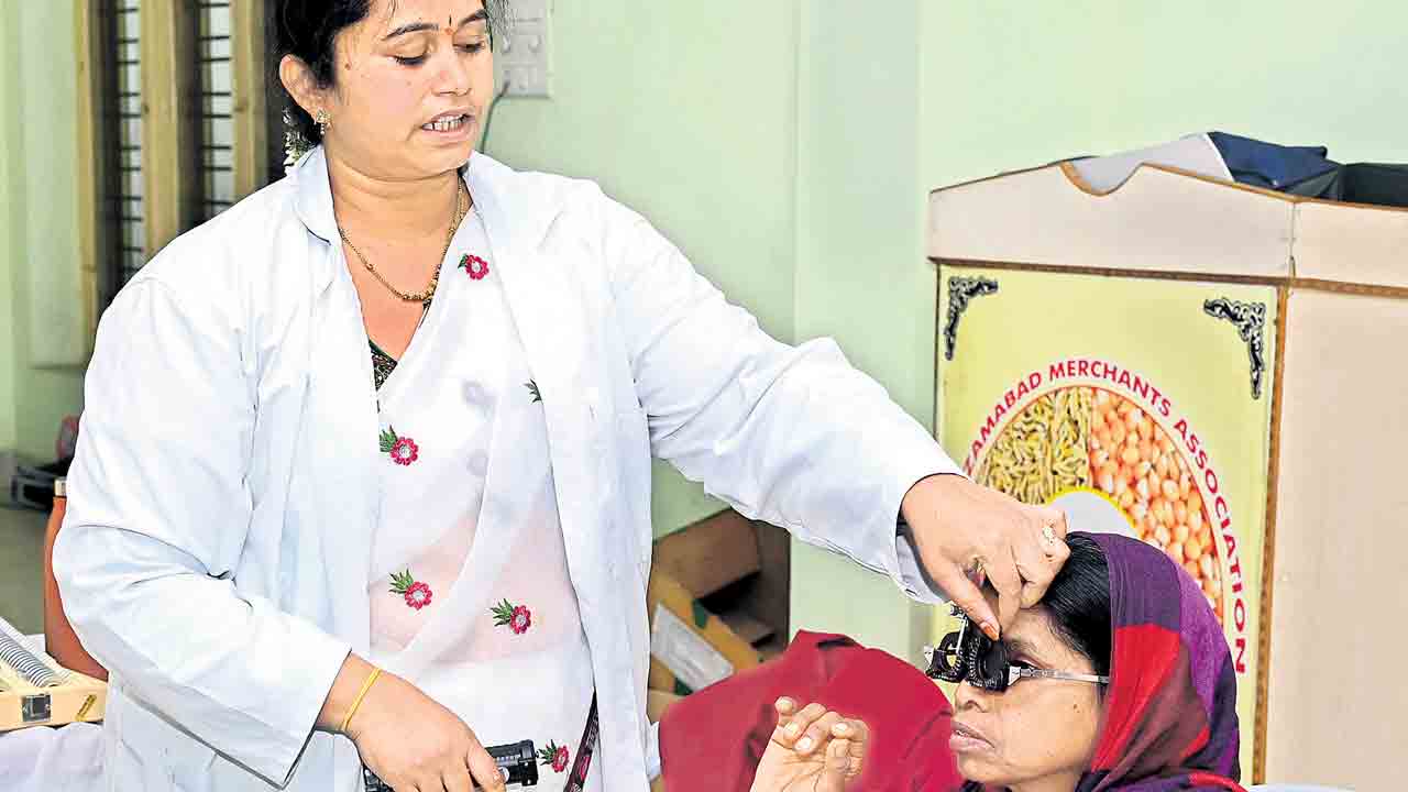 నిర్విఘ్నంగా కొనసాగుతున్న కంటి వెలుగు కార్యక్రమం