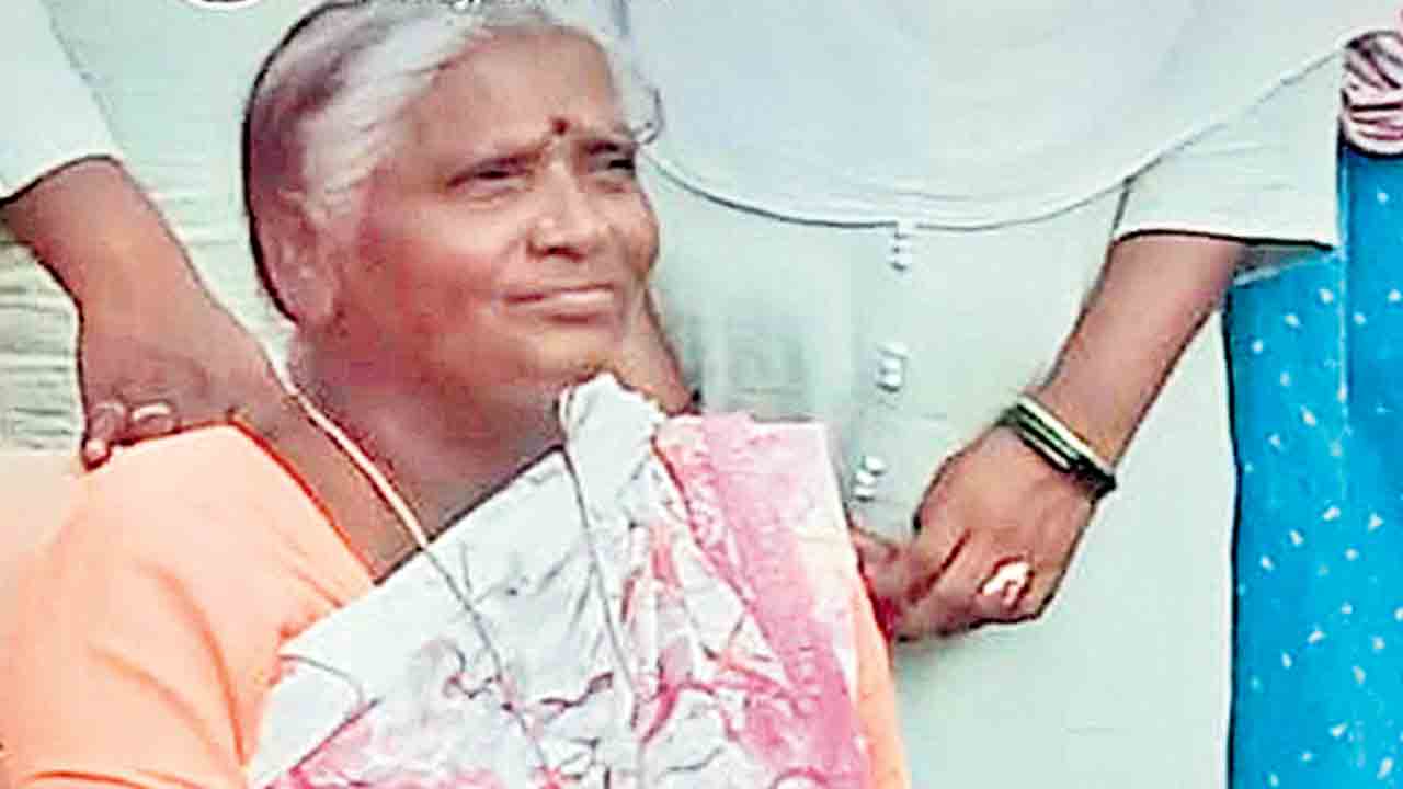 Bollampally Kanakalakshmi |  కరీంనగర్‌లో విషాదం.. కొడుకు మృతిని తట్టుకోలేక ఆగిన తల్లి గుండె