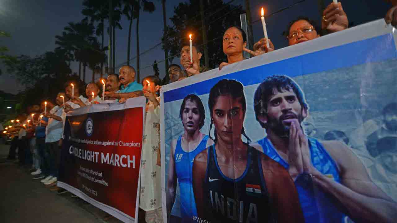 Wrestlers protest |  బేటీ బచావో నినాదం వట్టి బోగస్‌.. మహిళా రెజ్లర్ల పట్ల దాష్టీకంపై భగ్గుమన్న దేశం