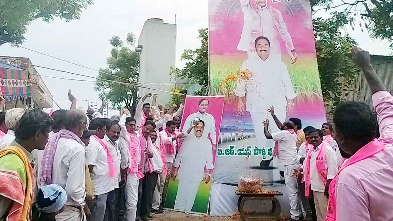 ఉత్సాహంగా ఉన్న అభిమానులు. .