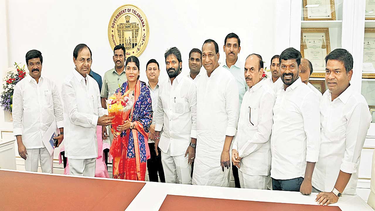 ఒలింపిక్స్‌లో స్వర్ణాన్ని సాధించాలి